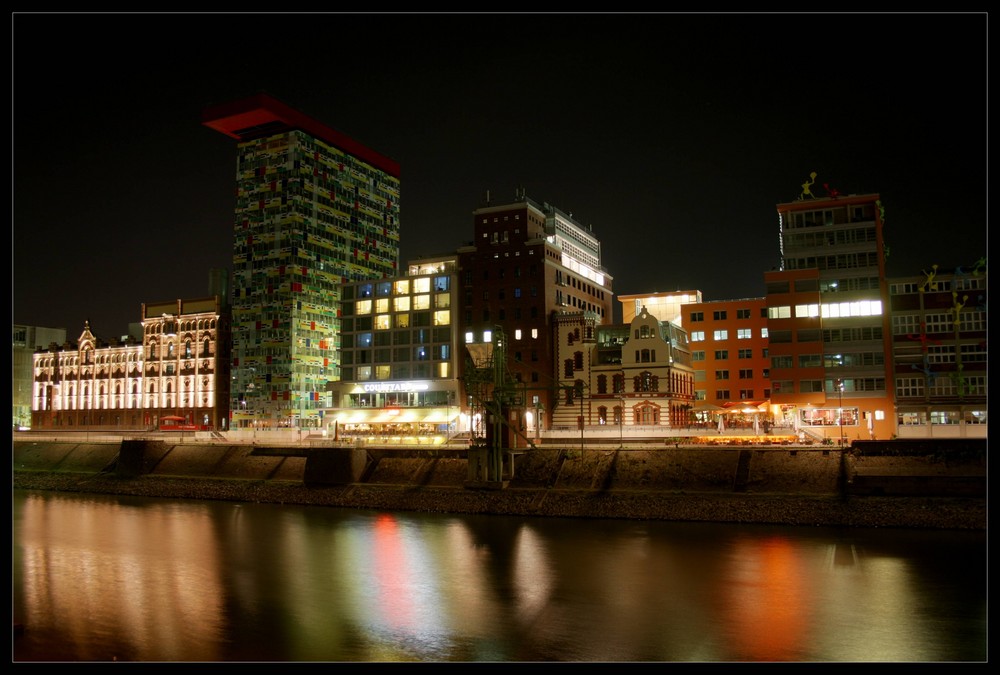 - Düsseldorf Medienhafen-