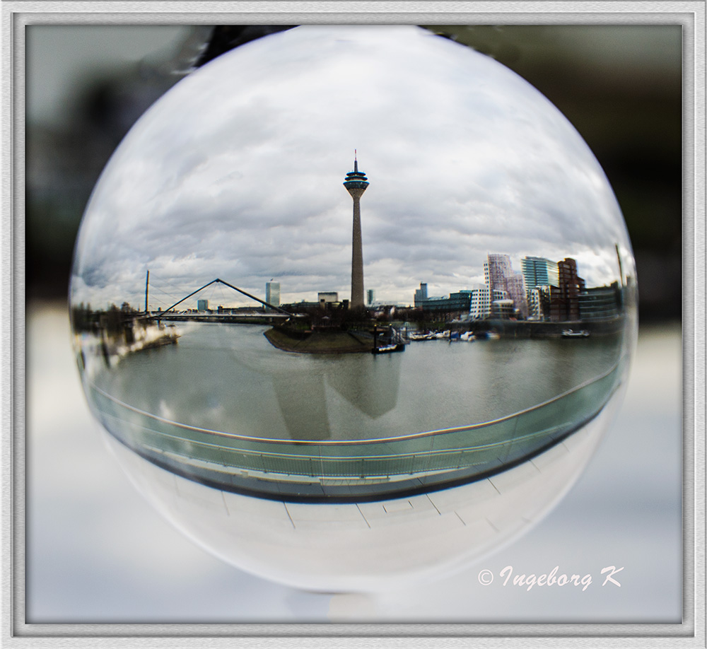 Düsseldorf - Medienhafen - durch die Kugel gesehen