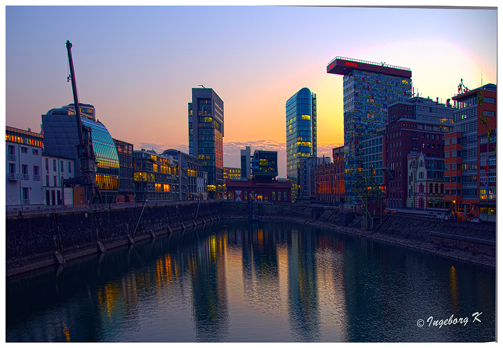 Düsseldorf - Medienhafen - Ende - bei Sonnenuntergang -