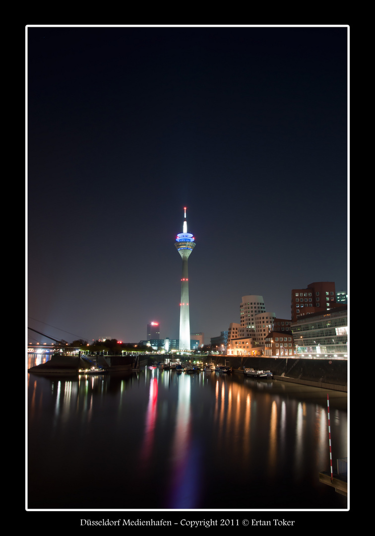 Düsseldorf Medienhafen - Fernsehturm bei Nacht