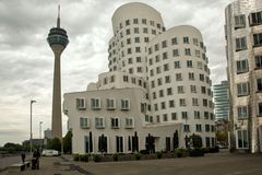 Düsseldorf - Medienhafen - "Gehry-Bauten" & Rheinturm - 08