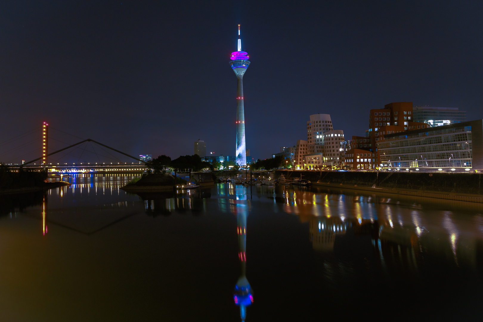 Düsseldorf Medienhafen in der Nacht