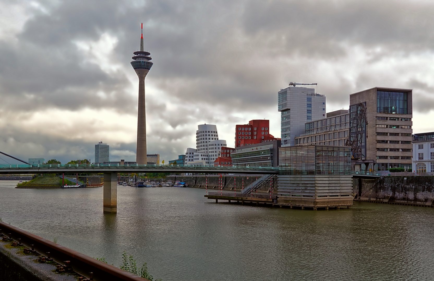 Düsseldorf Medienhafen mit Rheinturm