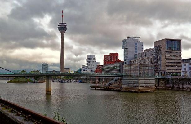 Düsseldorf Medienhafen mit Rheinturm