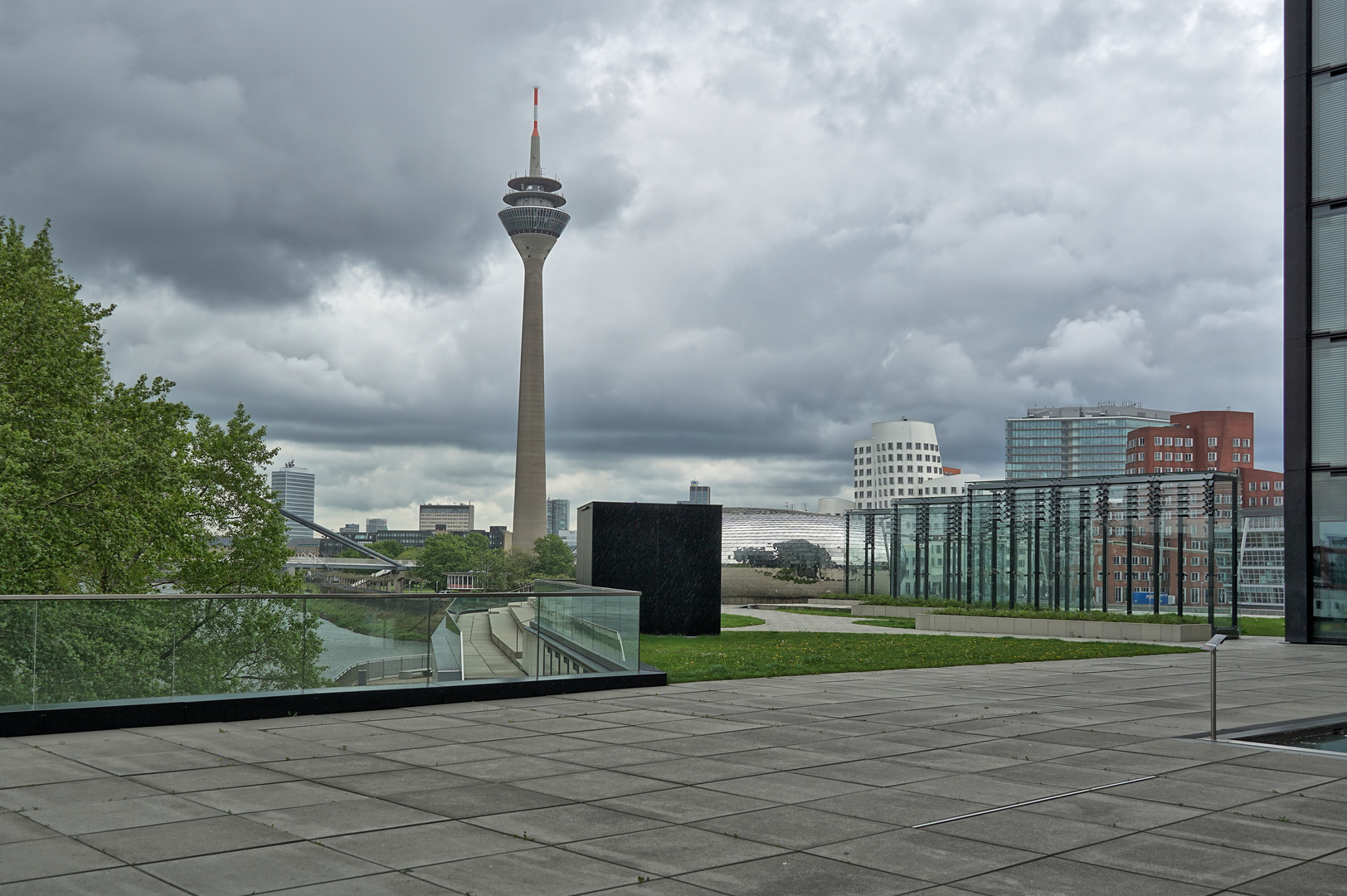 Düsseldorf Medienhafen - Rheinturm