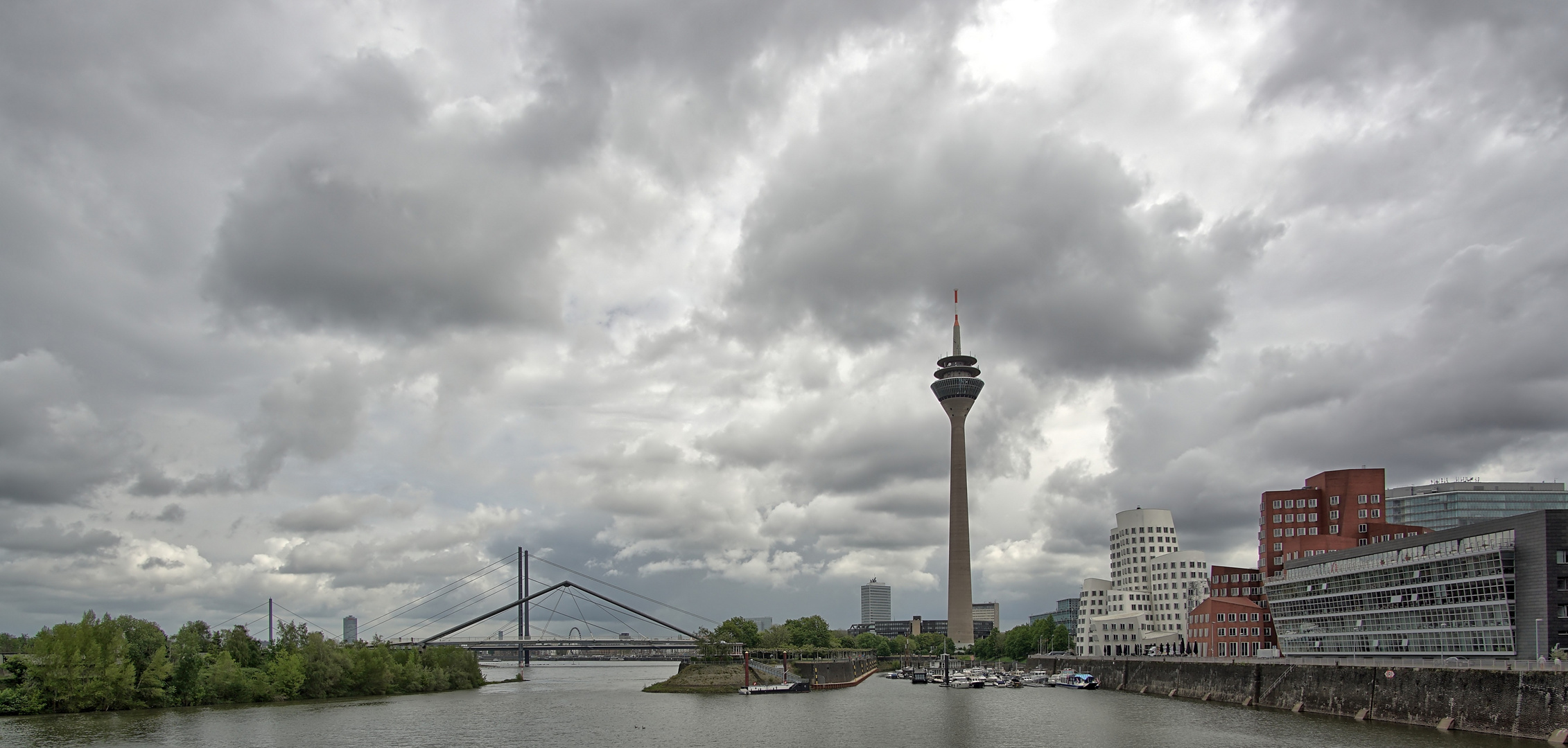 Düsseldorf - Medienhafen - Rheinturm