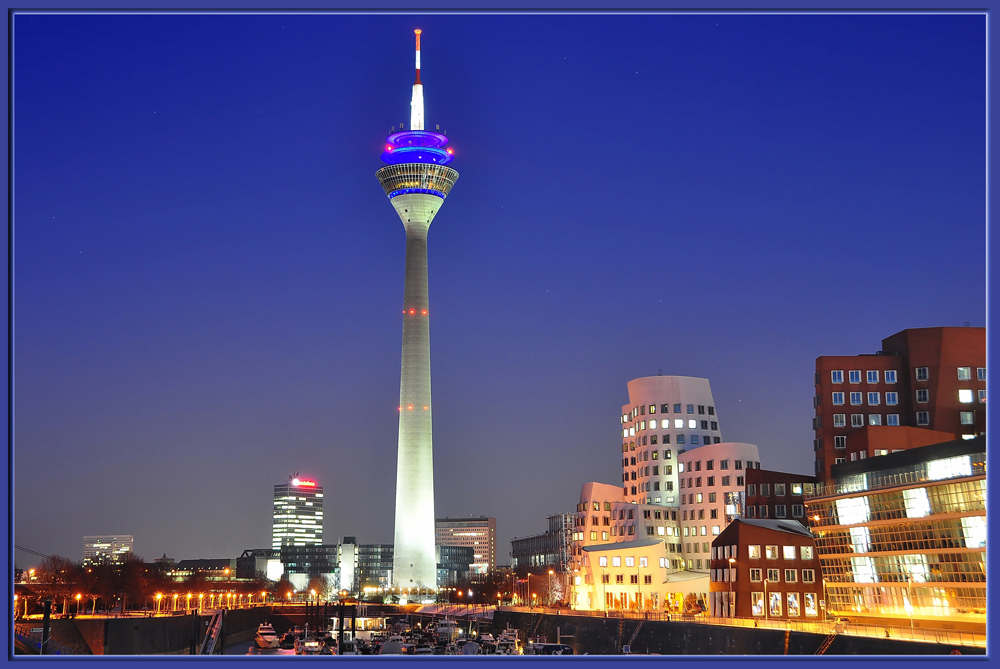 Düsseldorf Medienhafen / Rheinturm und Gehry-Bauten