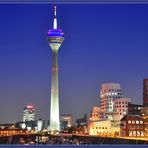 Düsseldorf Medienhafen / Rheinturm und Gehry-Bauten