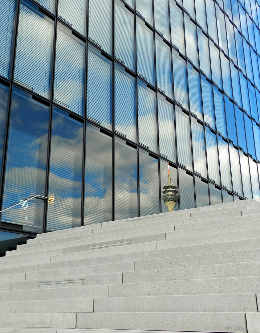 Düsseldorf - Medienhafen, Spiegelung Rheinturm