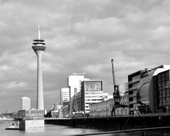 Düsseldorf; Medienhafen und Rheinturm