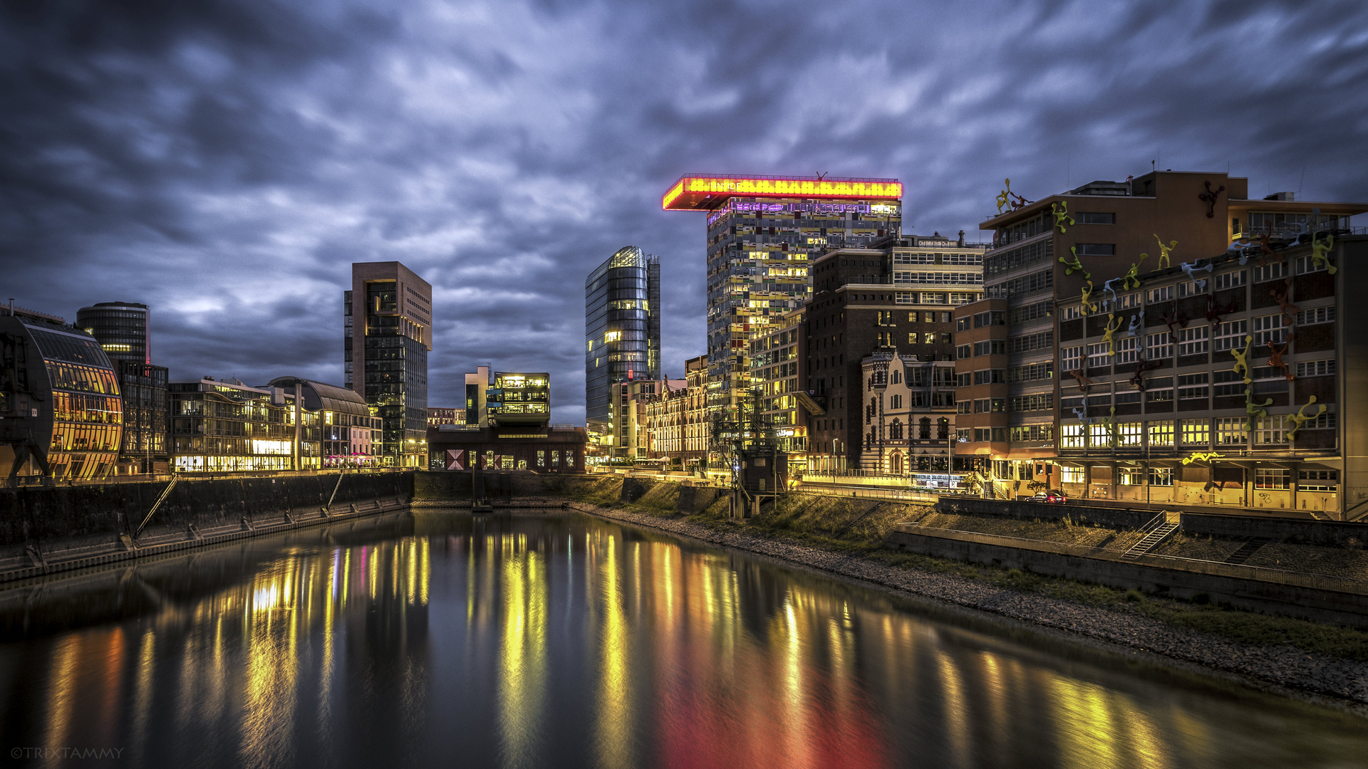 Düsseldorf Medienhafen zur blauen Stunde...