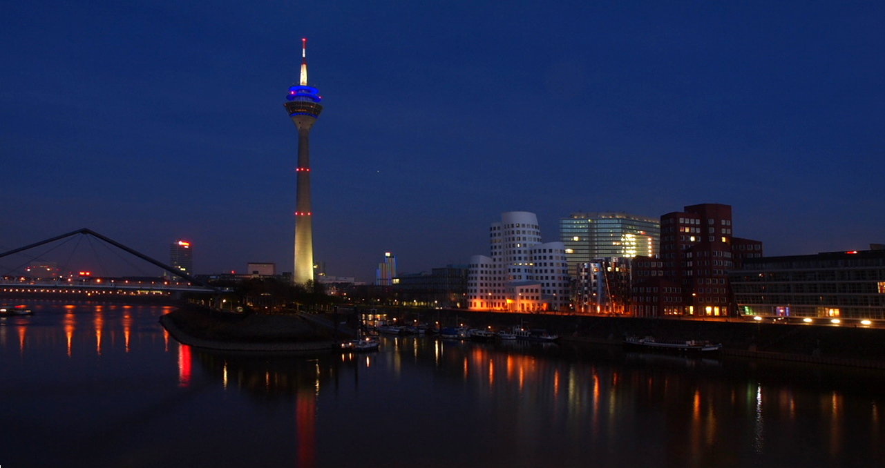 Düsseldorf -Medienhafen zur blauen Stunde