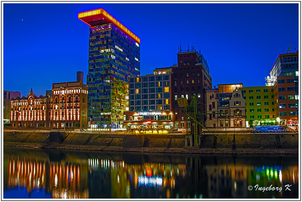 Düsseldorf - Medienhafen zur blauen Stunde