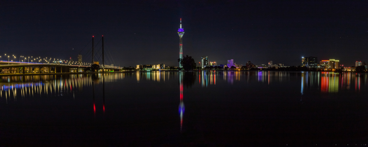 düsseldorf-midnight-schwarz-spiegel-pano