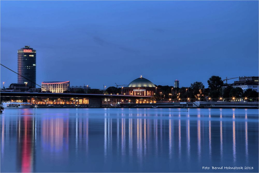 Düsseldorf mit Blick auf die Tonhalle .....