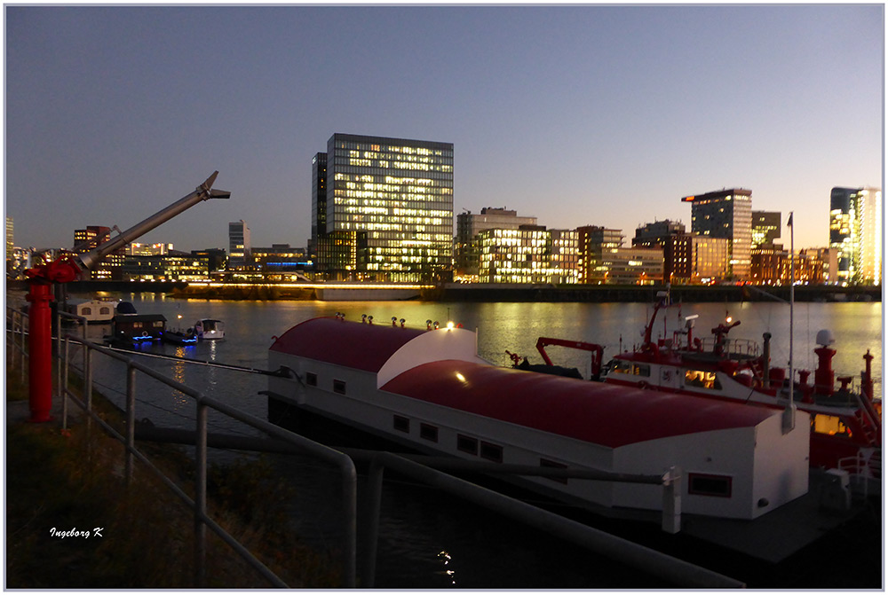 Düsseldorf - mit dem Feuerlöschboot wieder am Anlegeplatz im Hafen angekommen