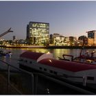 Düsseldorf - mit dem Feuerlöschboot wieder am Anlegeplatz im Hafen angekommen