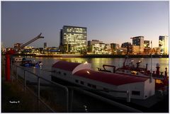 Düsseldorf - mit dem Feuerlöschboot wieder am Anlegeplatz im Hafen angekommen