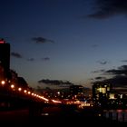 Düsseldorf mit Rheinturm abends