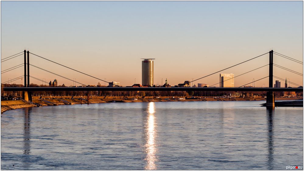 Düsseldorf mit Theodor-Heuss-Brücke