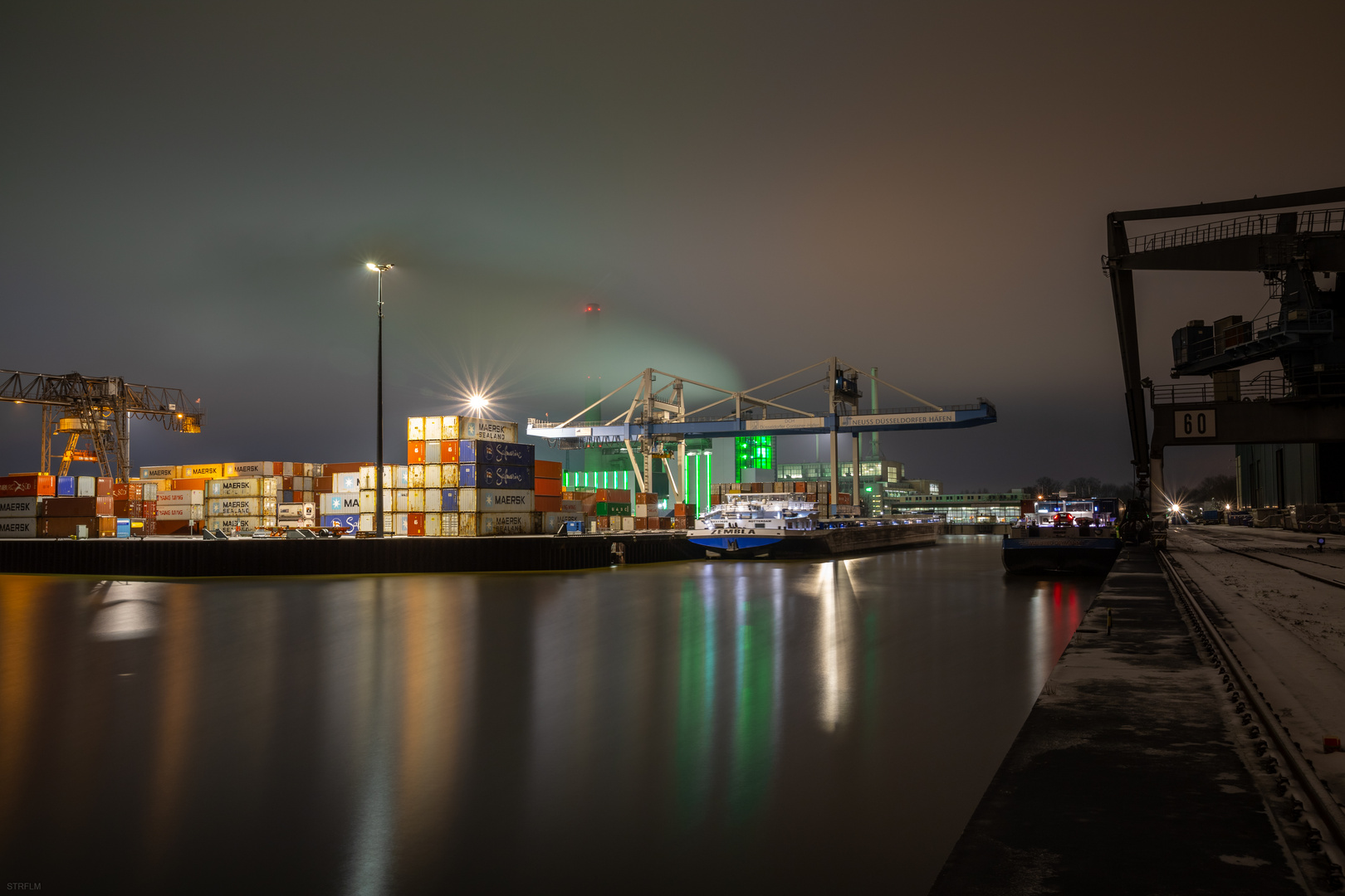 Düsseldorf , mit viel Wasser und viel Nacht