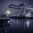 Düsseldorf , mit viel Wasser und viel Nacht