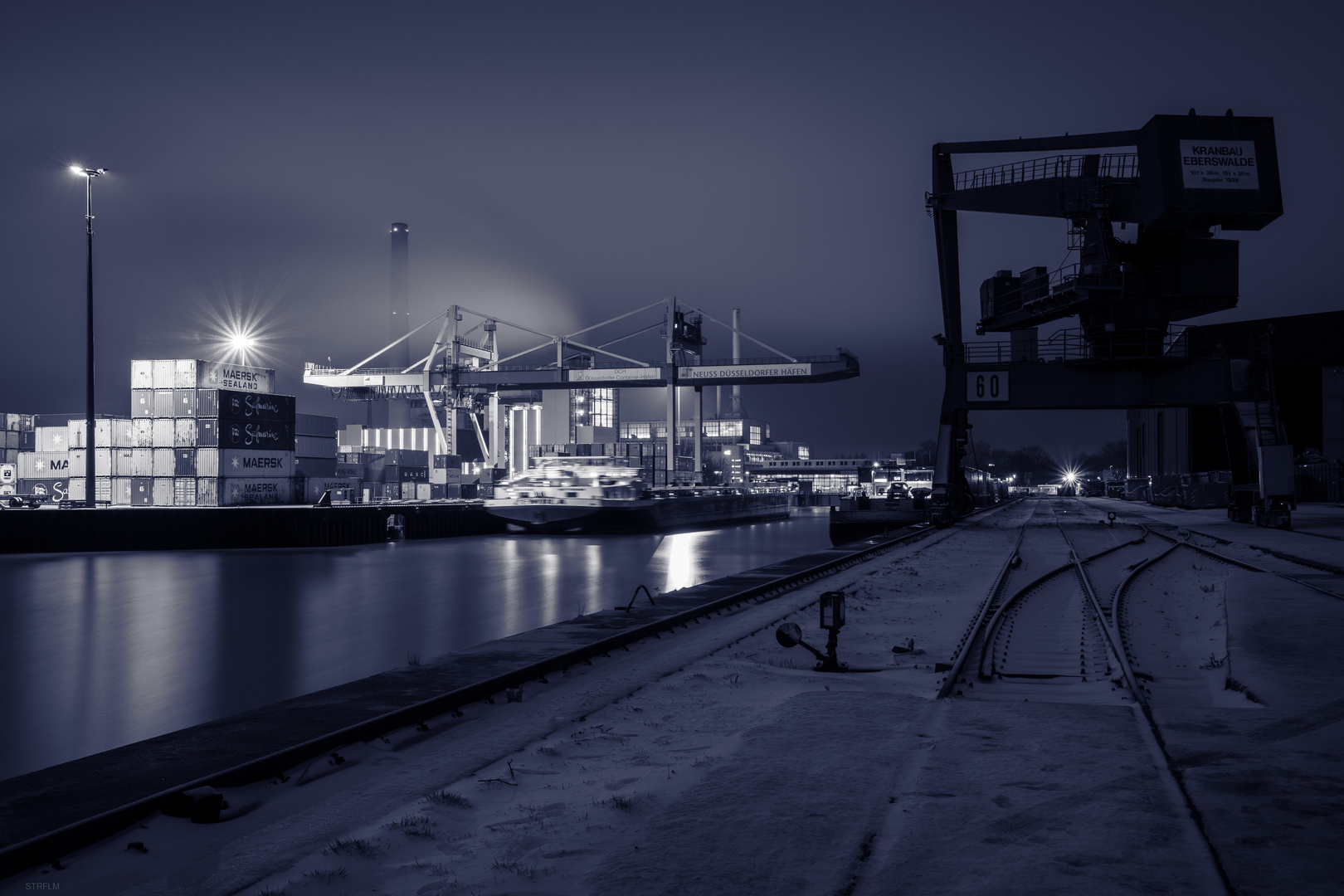 Düsseldorf , mit viel Wasser und viel Nacht