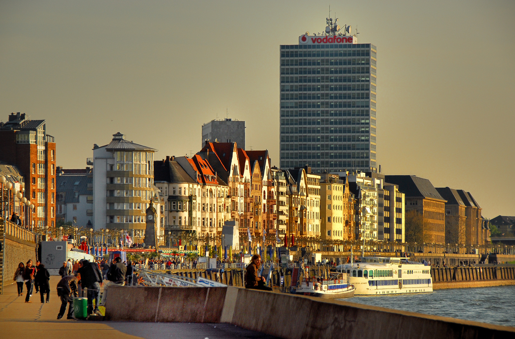 Düsseldorf: Nachmittags auf der Rheinpromenade