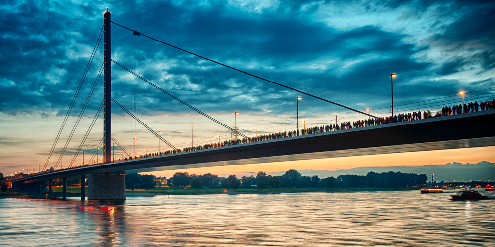 Düsseldorf, Oberkasseler Brücke am Abend