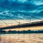 Düsseldorf, Oberkasseler Brücke am Abend