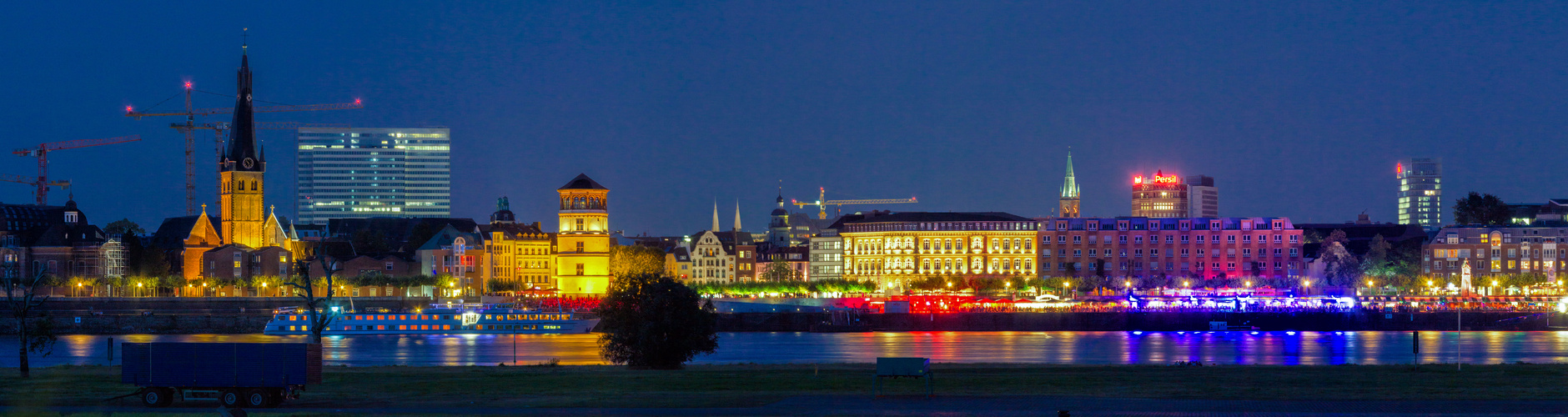 Düsseldorf Panorama Rheinpromenade zur Blauen Stunde