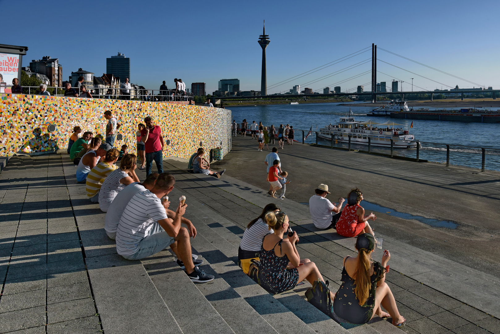 Düsseldorf  - Pause am Rheinufer -