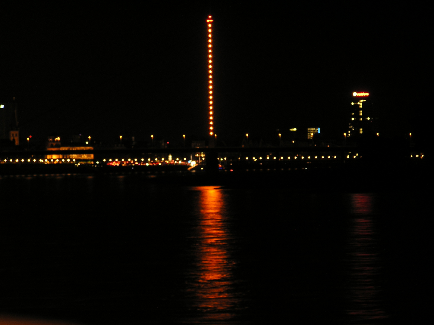 Düsseldorf Rhein bei Nacht