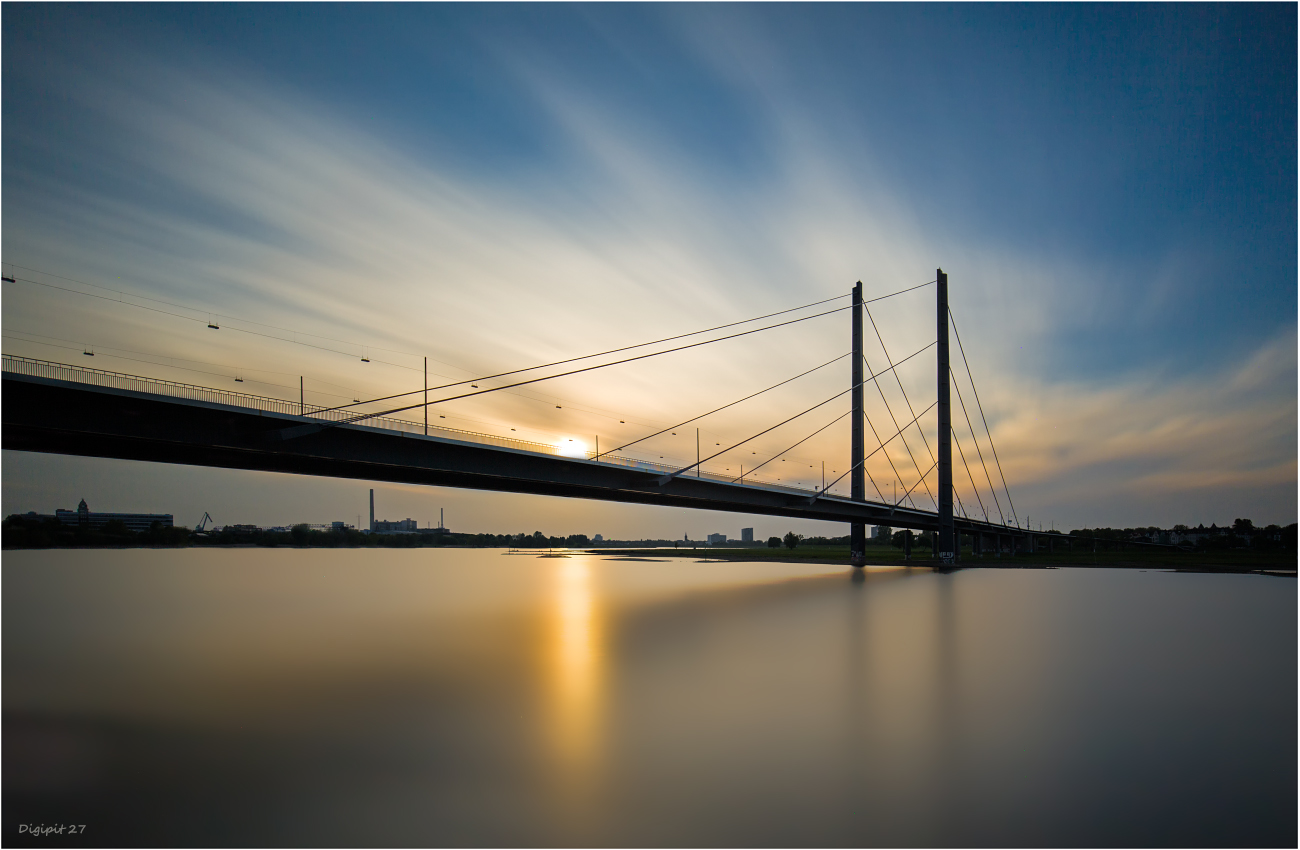 Düsseldorf Rheinkniebrücke 2022-01