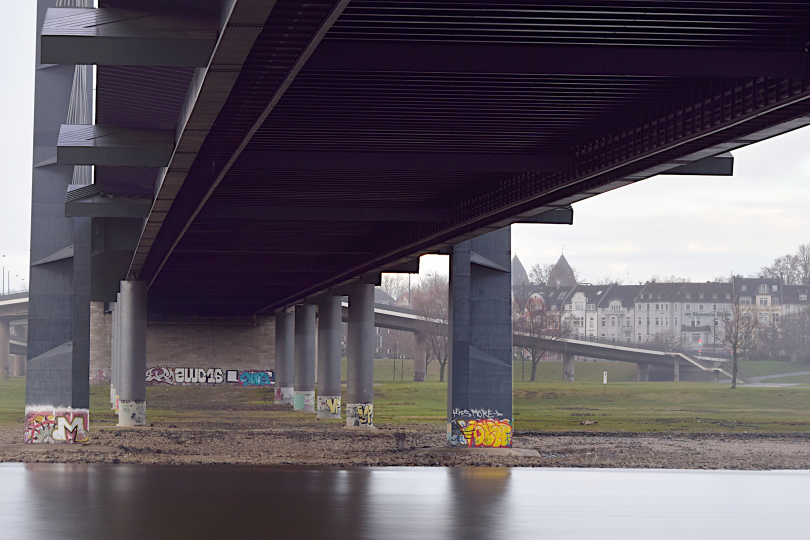 Düsseldorf Rheinkniebrücke