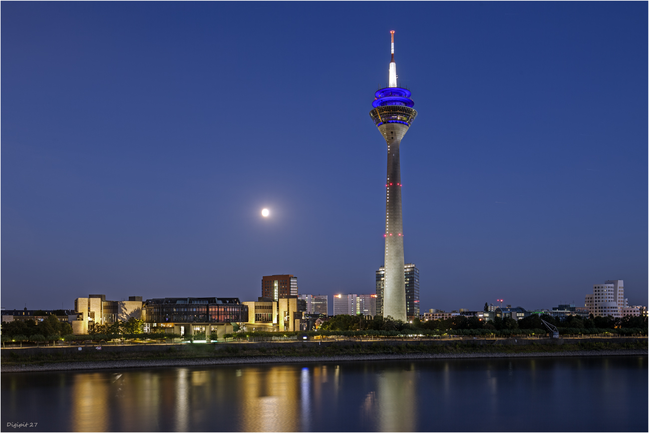 Düsseldorf Rheinturm 2022-01