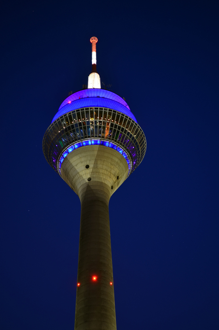 Düsseldorf Rheinturm bei Nacht