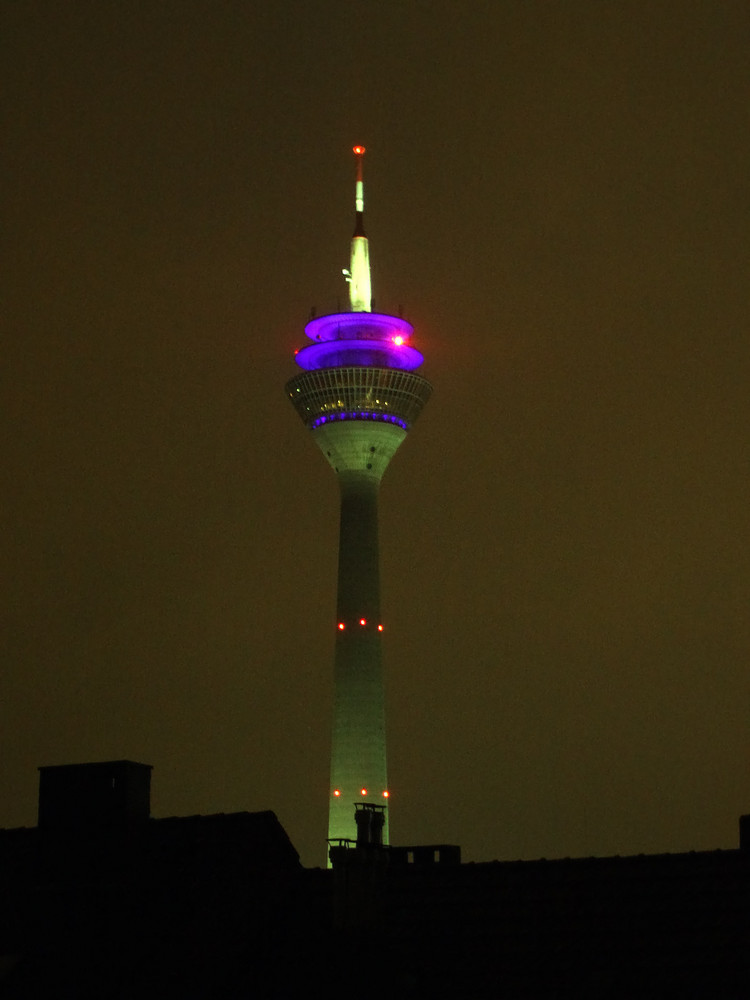 Düsseldorf - Rheinturm bei Nacht