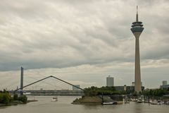 Düsseldorf - Rheinturm - Rheinkniebrücke