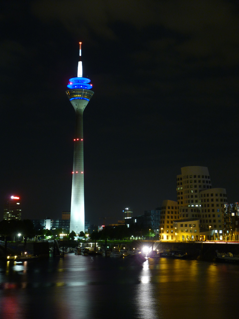 Düsseldorf, Rheinturm und Gehry-Bauten