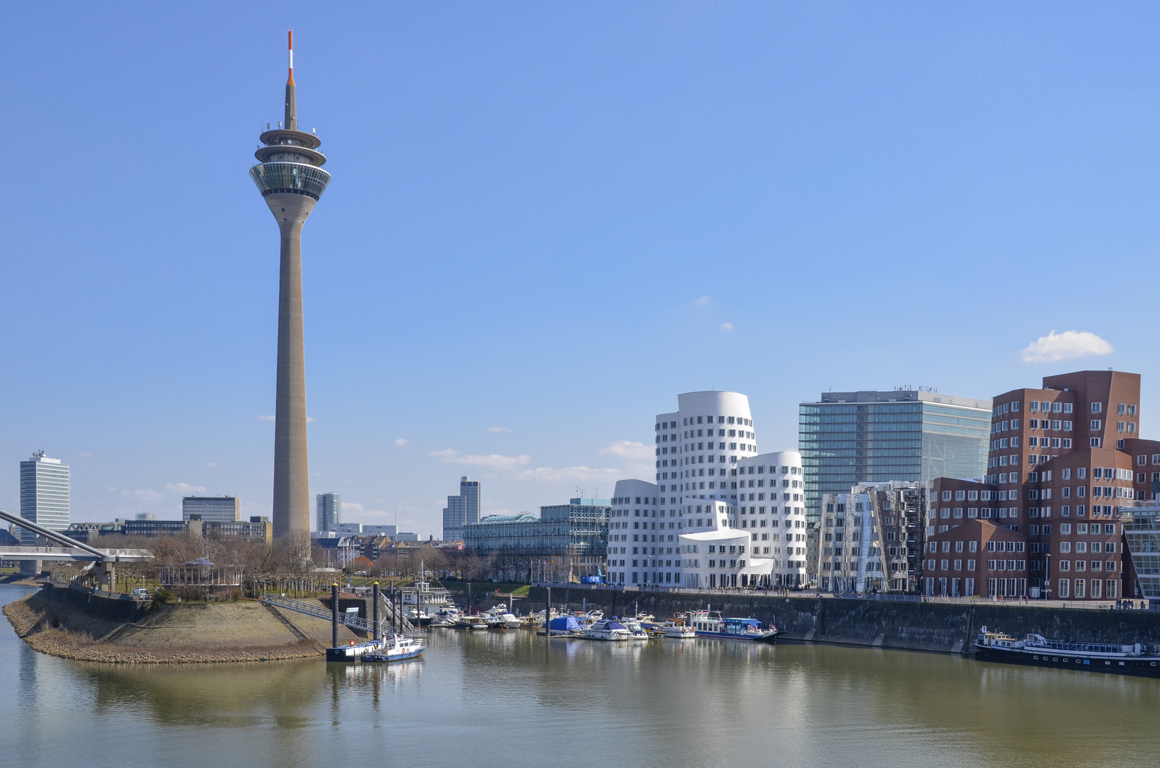 Düsseldorf - Rheinturm und Neuer Zollhof (Gehry-Bauten)