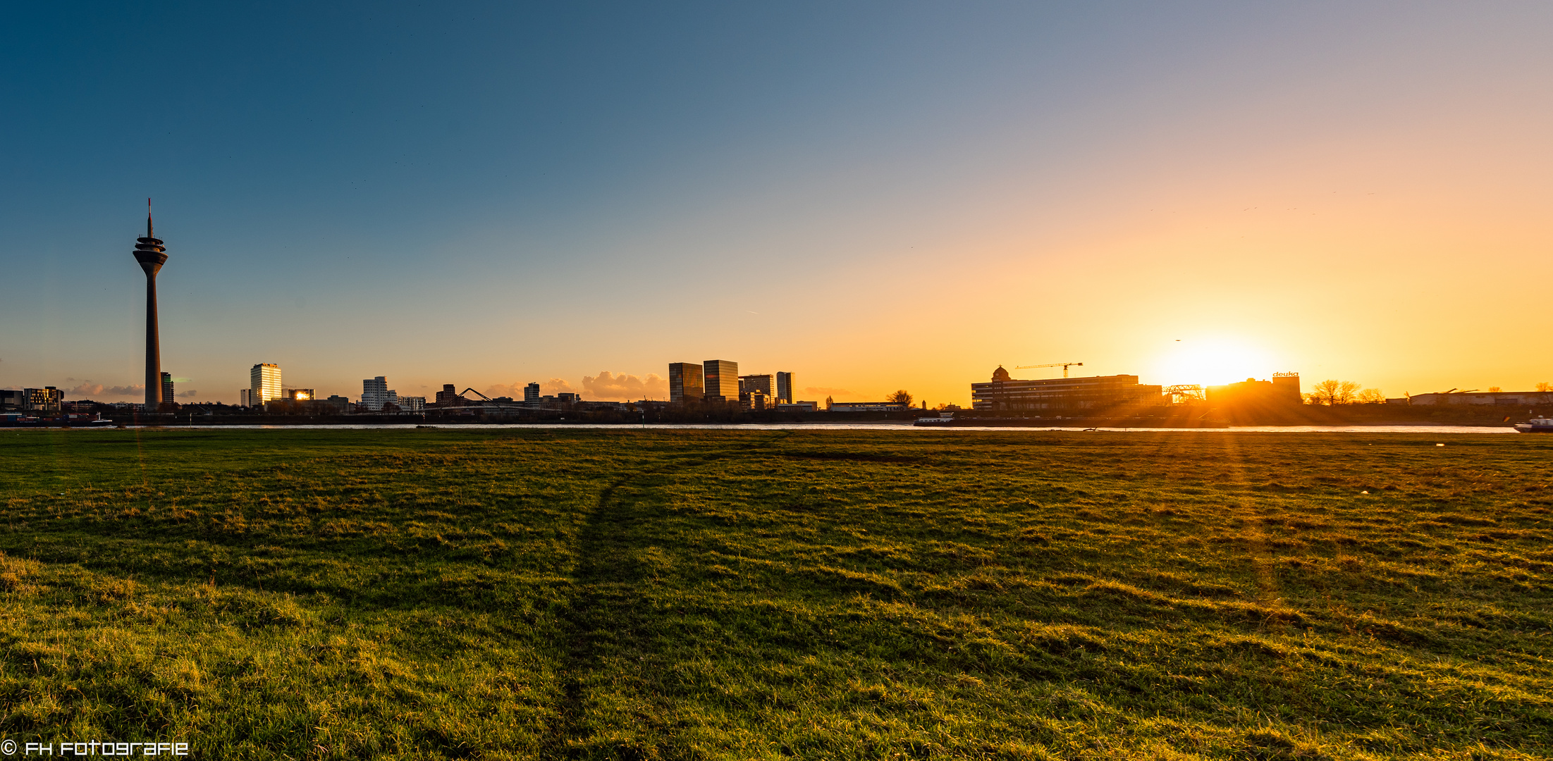 Düsseldorf Rheinufer