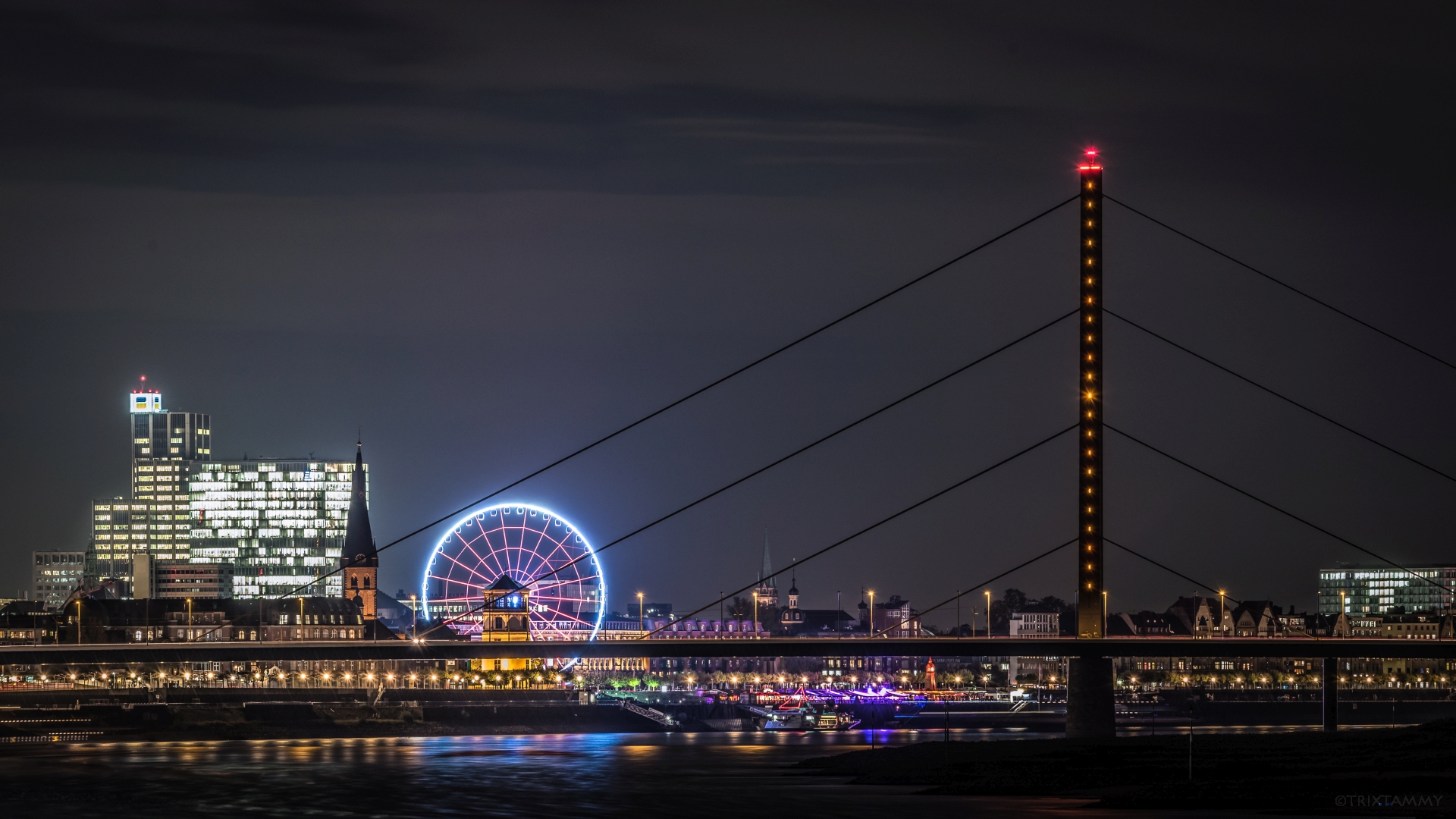 Düsseldorf Rheinufer bei Nacht...