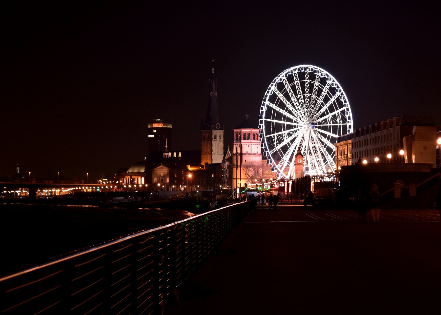 Düsseldorf Rheinufer mit Riesenrad