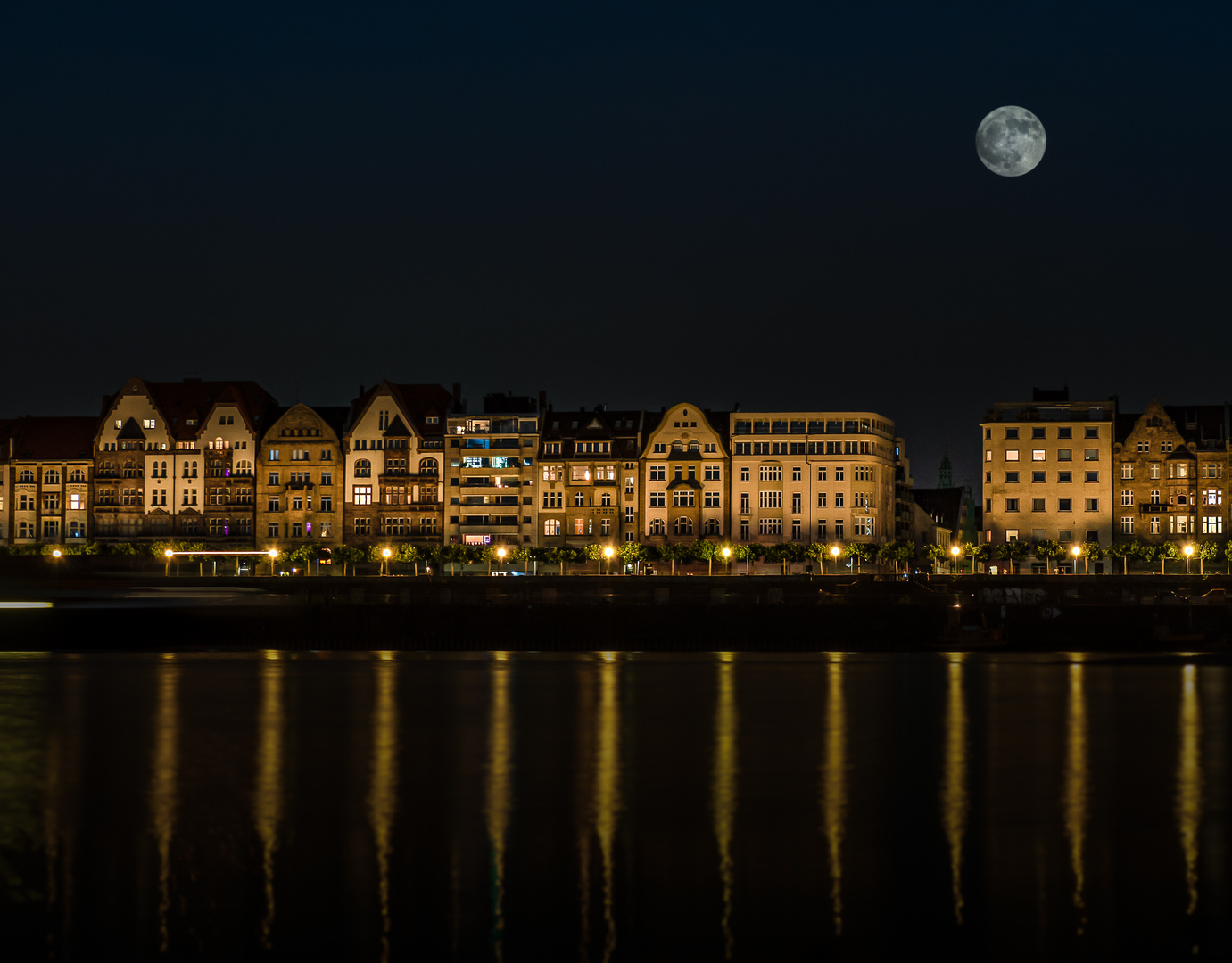 Düsseldorf, Rheinuferpromenade