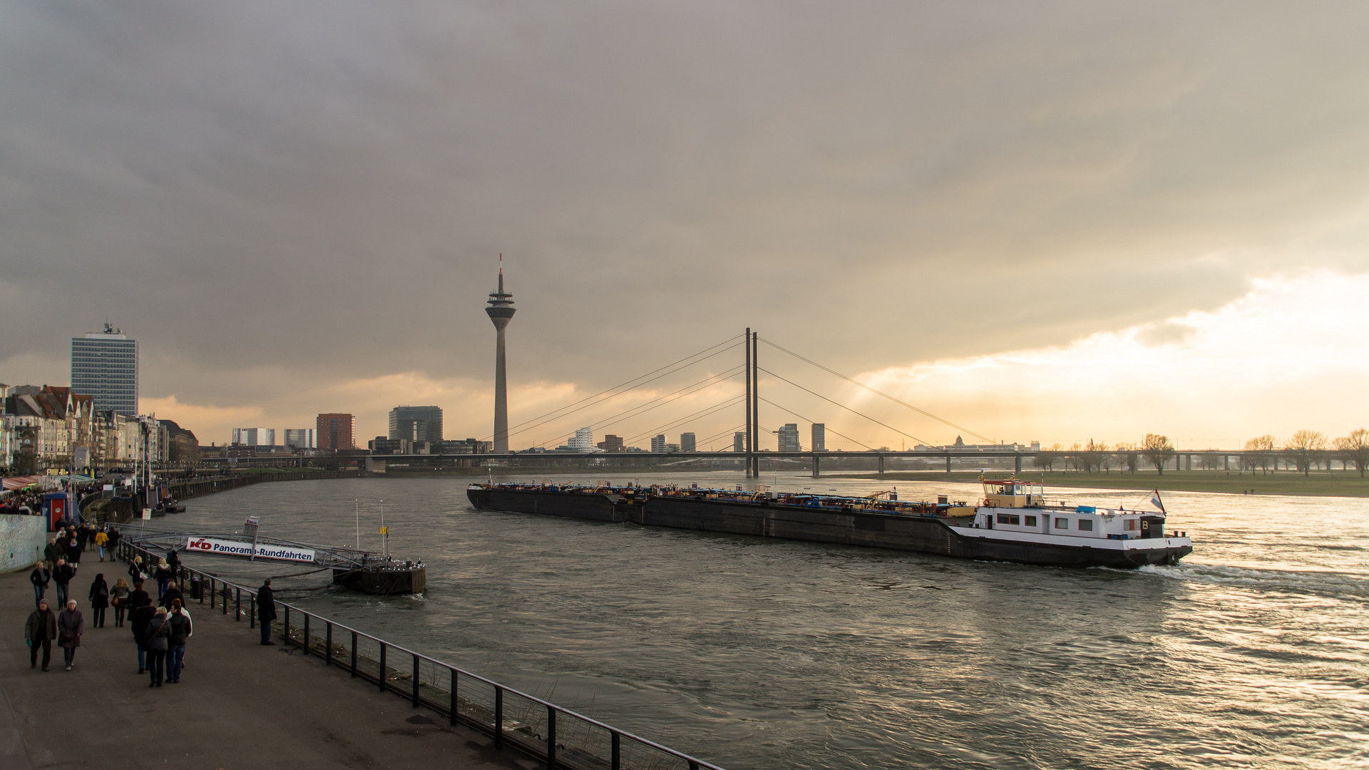 Düsseldorf - Rheinuferpromenade