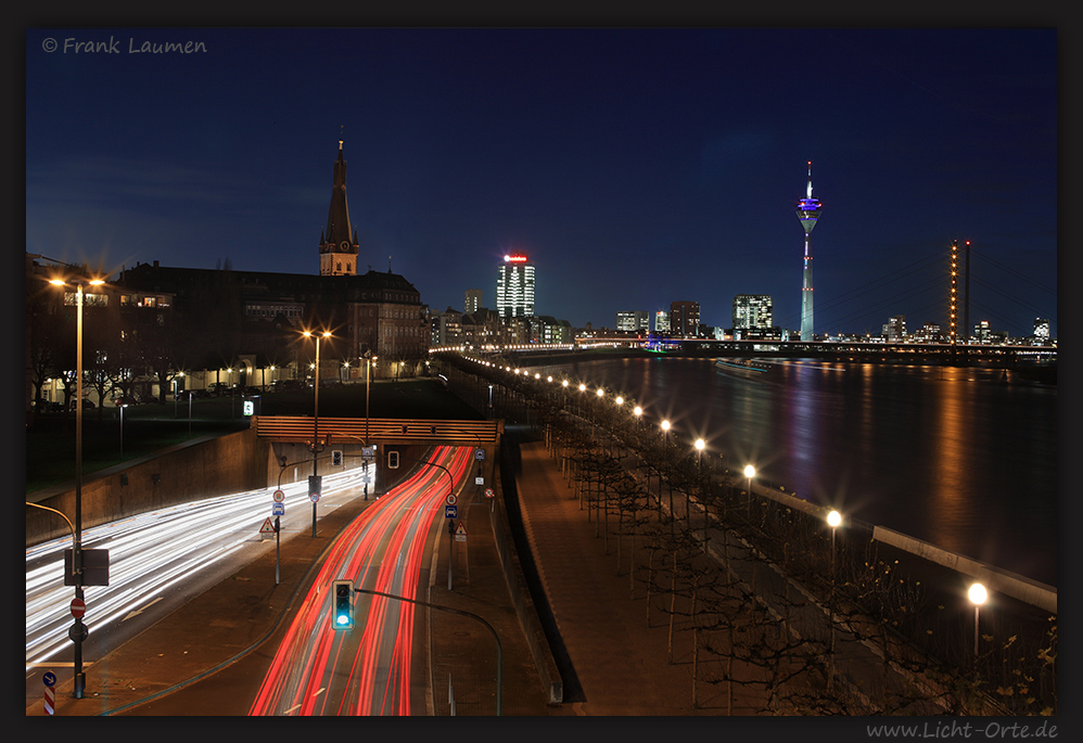 Düsseldorf Rheinufertunnel mit Altstadt