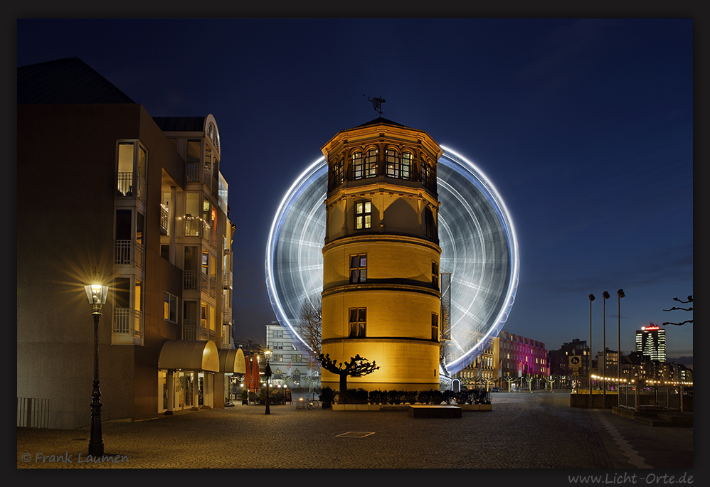 Düsseldorf Riesenrad am Burgplatz mit Schlossturm