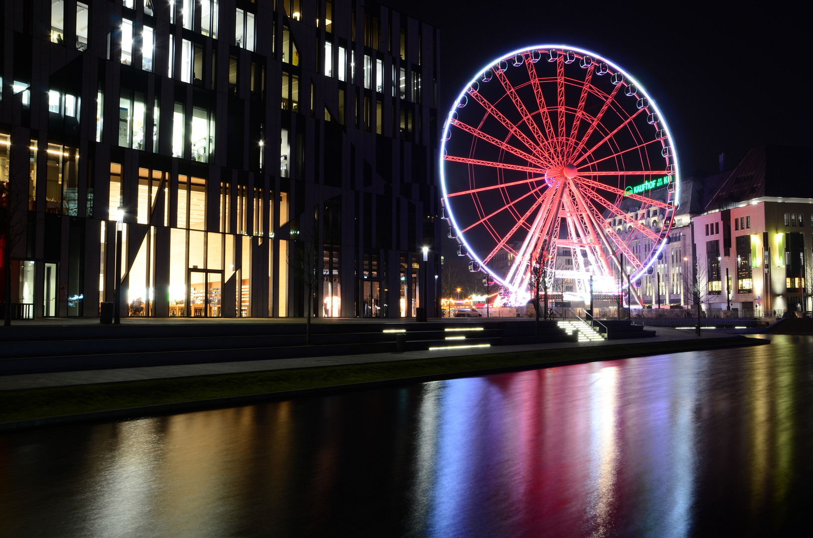 Düsseldorf - Riesenrad am Kö-Bögen - rot