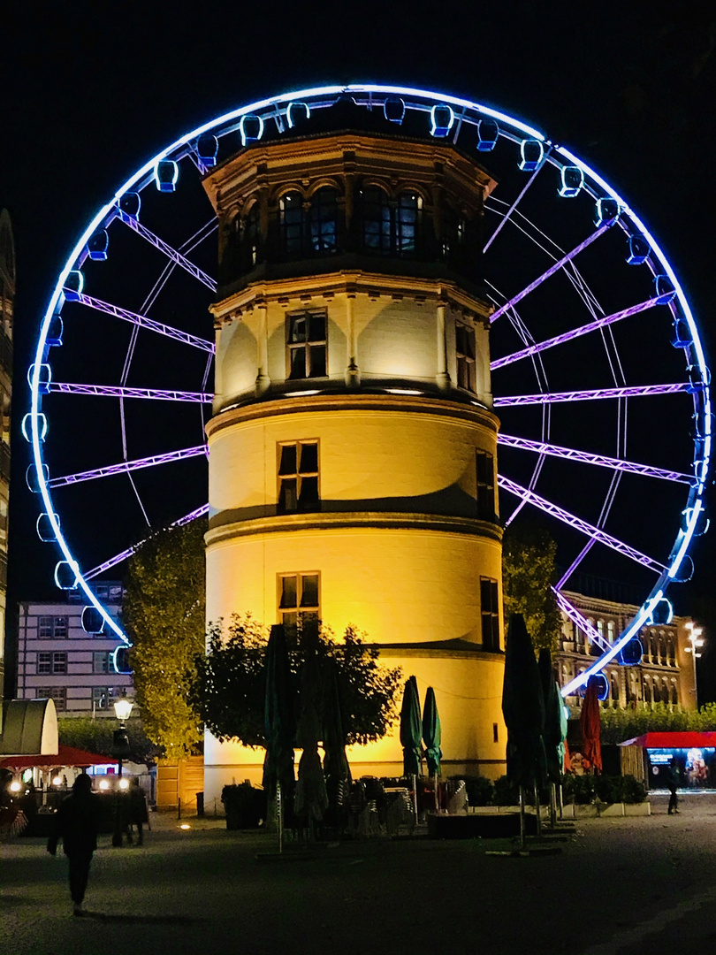 Düsseldorf - Schlossturm mir Riesenrad